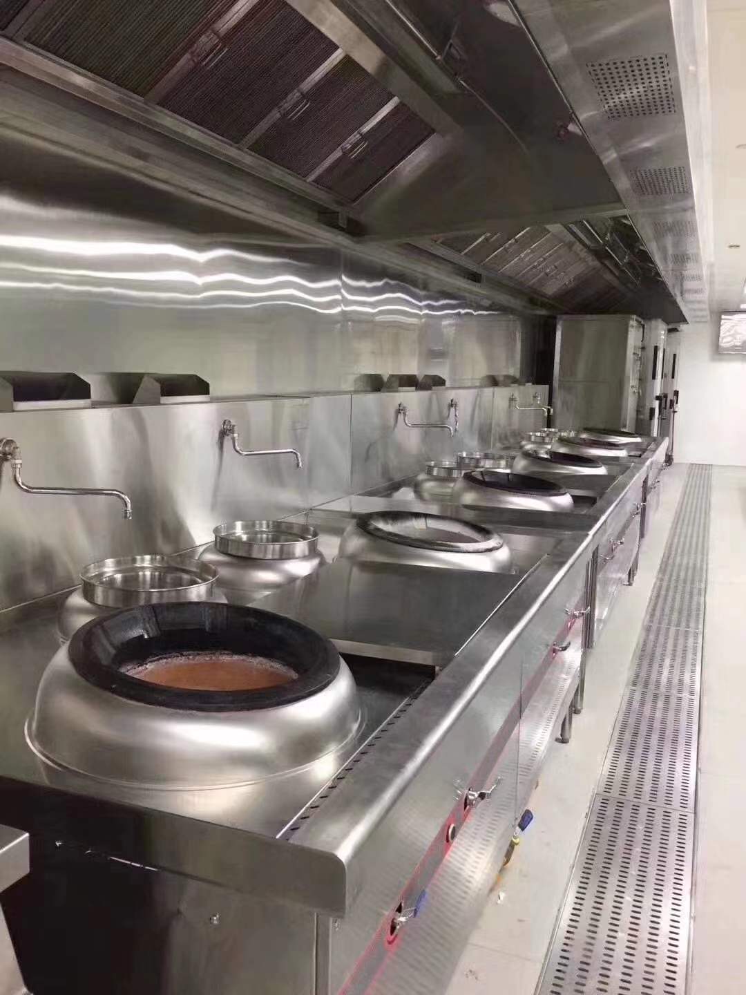 130人食堂厨房设备需要怎么配置双头大锅和蒸饭柜以及设备价格