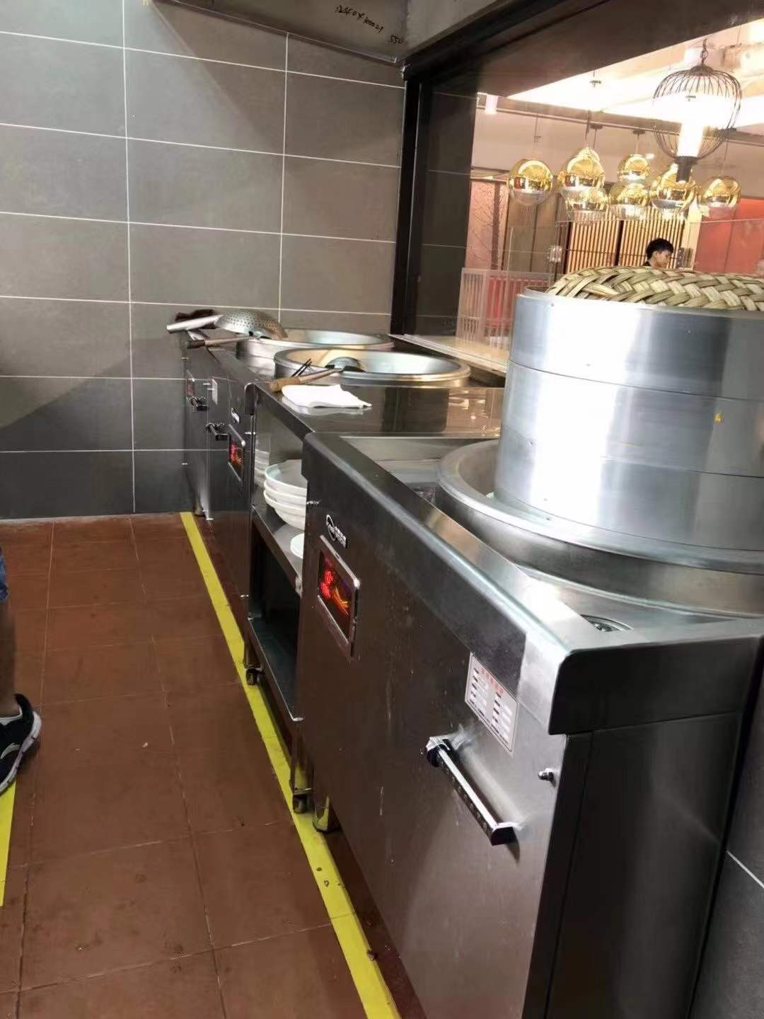 300平方食堂厨房设备工程怎么配置切菜台、水池以及炉具灶具