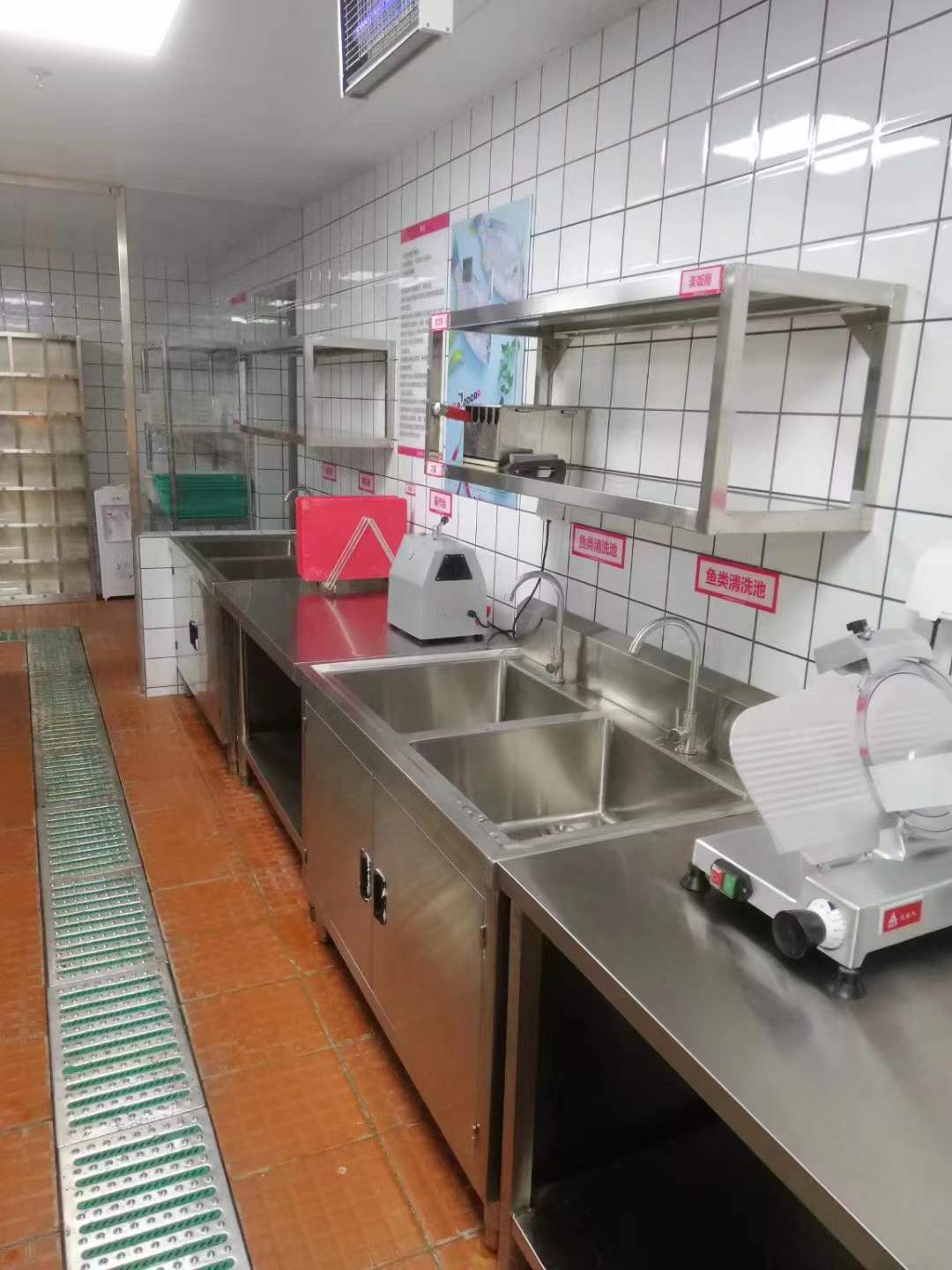 中专培训学校食堂厨房设备工程设计怎么配置商用炒炉和工作台排烟设备